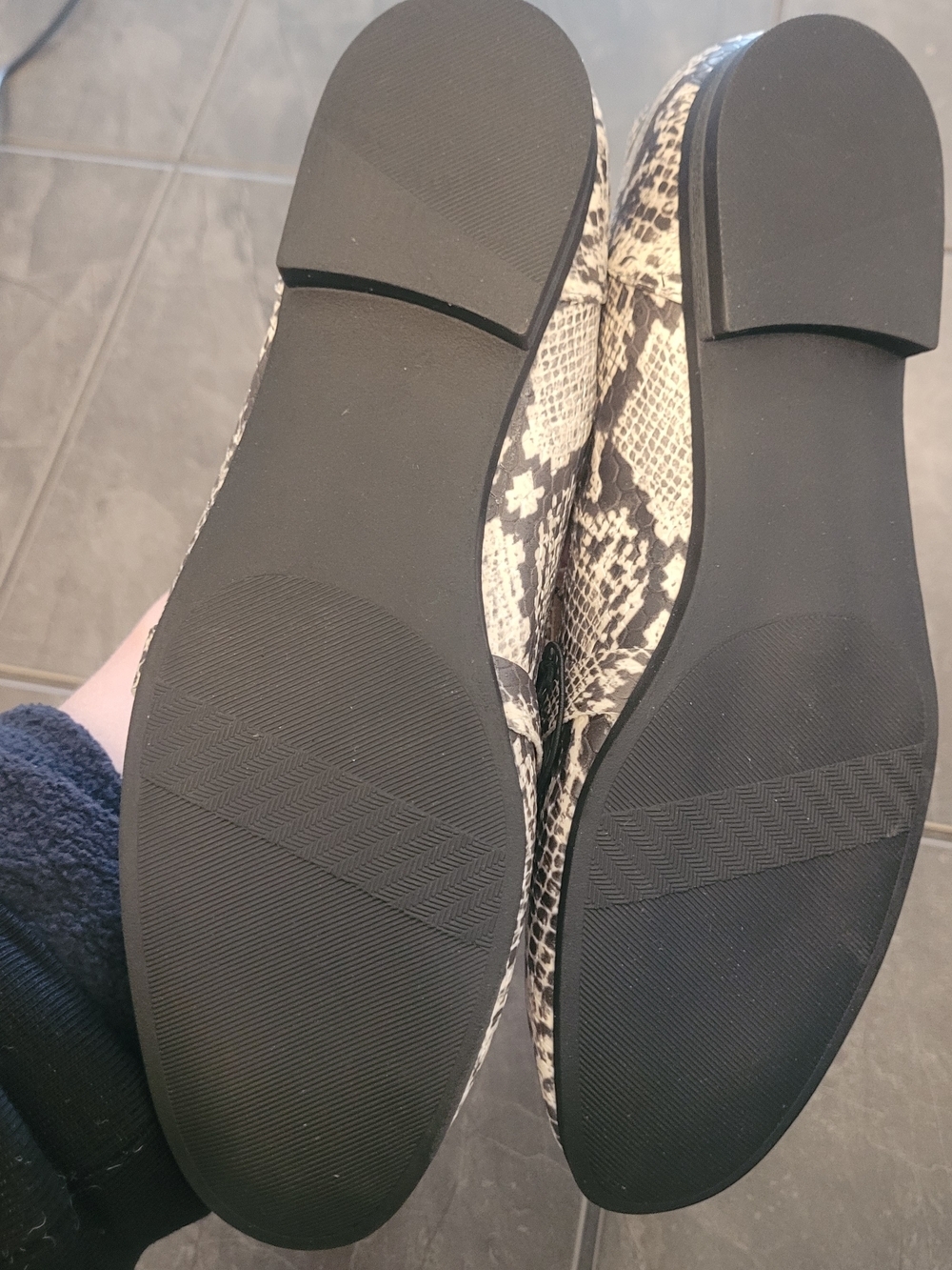 2/20 Women's Snake-Print Slip-On Loafers in Black & White Nwt - Picture 5 of 6